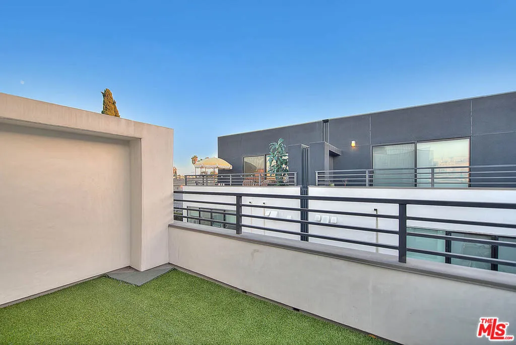 5014 Rosewood Avenue 1/2, Los Angeles, California 90004 home-pic-15